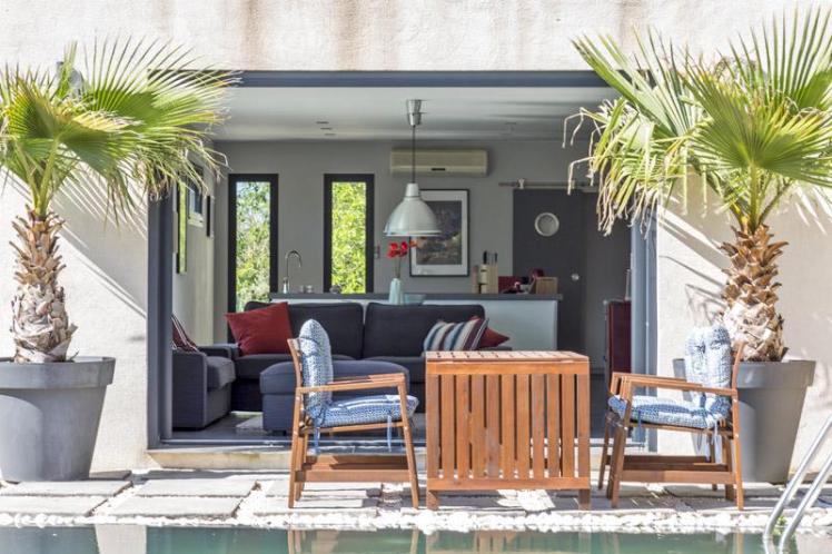 Maison Kristin Fra basseng mot stue